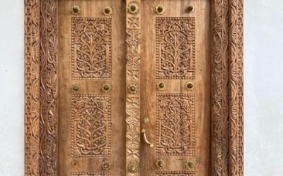 PUERTAS INDIAS: TALLAS, SIMBOLOGÍA Y ESTILOS MÁS BUSCADOS EN VILLAS MEDITERRÁNEAS