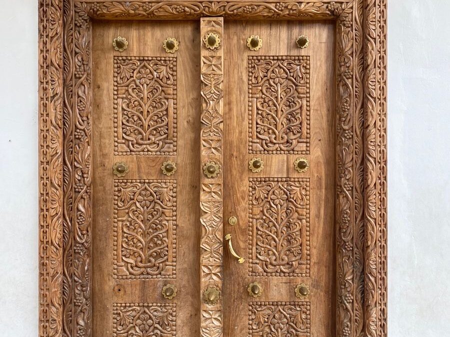 PUERTAS INDIAS: TALLAS, SIMBOLOGÍA Y ESTILOS MÁS BUSCADOS EN VILLAS MEDITERRÁNEAS