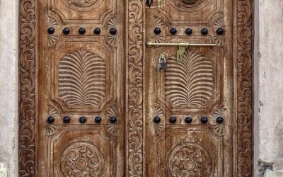 PUERTAS AFRICANAS: TEXTURAS, MADERAS Y SU ESTÉTICA ÚNICA PARA PROYECTOS CONTEMPORÁNEOS