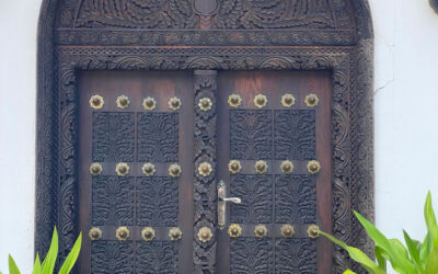 PUERTAS DE ZANZÍBAR: QUÉ LAS HACE TAN ESPECIALES Y CÓMO USARLAS EN UN HOGAR MODERNO