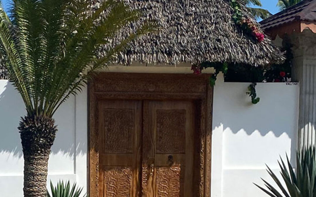 PUERTAS BALINESAS: HISTORIA, MATERIALES Y CÓMO INTEGRARLAS EN UN DISEÑO MEDITERRÁNEO